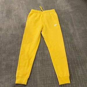 Nike sweatpant jogger in yellow